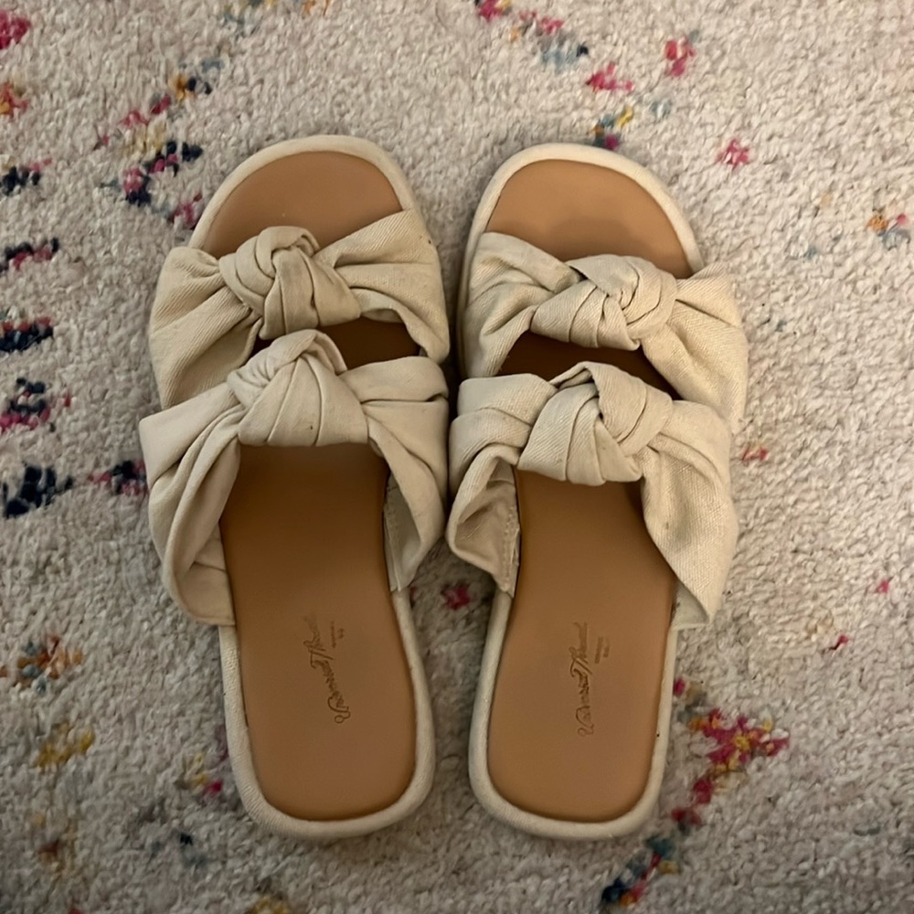 Cream sandals | Universal Thread